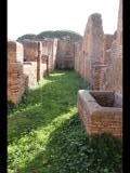 03227 ostia - regio i - insula xii - caseggiato dei triclini (i,xii,1) - hof - porticus - westseite - bli ri sueden - 01-2024.jpg